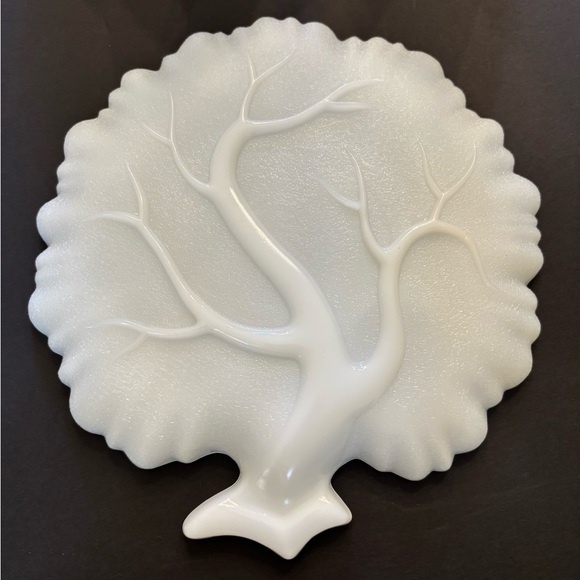 Vintage Hazel Atlas Opaque Milk Glass Tree of Life Plates & Cups 16 pieces - Picture 8 of 10